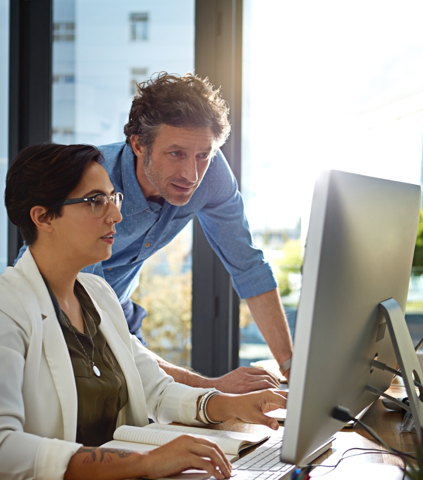 Senior IT support man guide a new teammate.